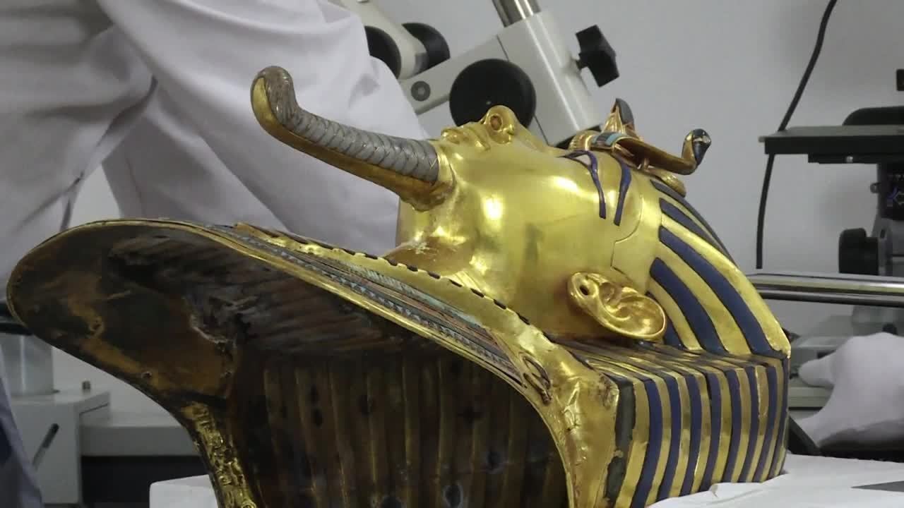 Restoring the mask of Tut Ankh Amun - Thumbnail