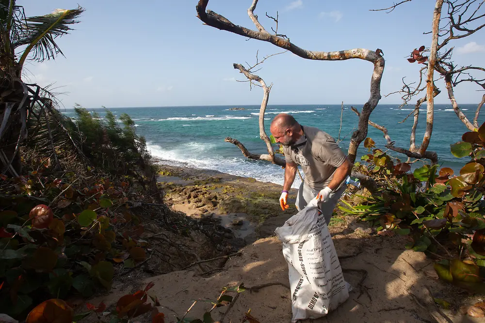 In February 2020, Henkel employees joined the fight against plastic waste by cleaning up a local beach in San Juan, Puerto Rico. Participating in the beach clean-up was David Katz, Founder and CEO of the Plastic Bank. David Katz also served as the keynote speaker of a Henkel meeting, coinciding with the beach clean-up.