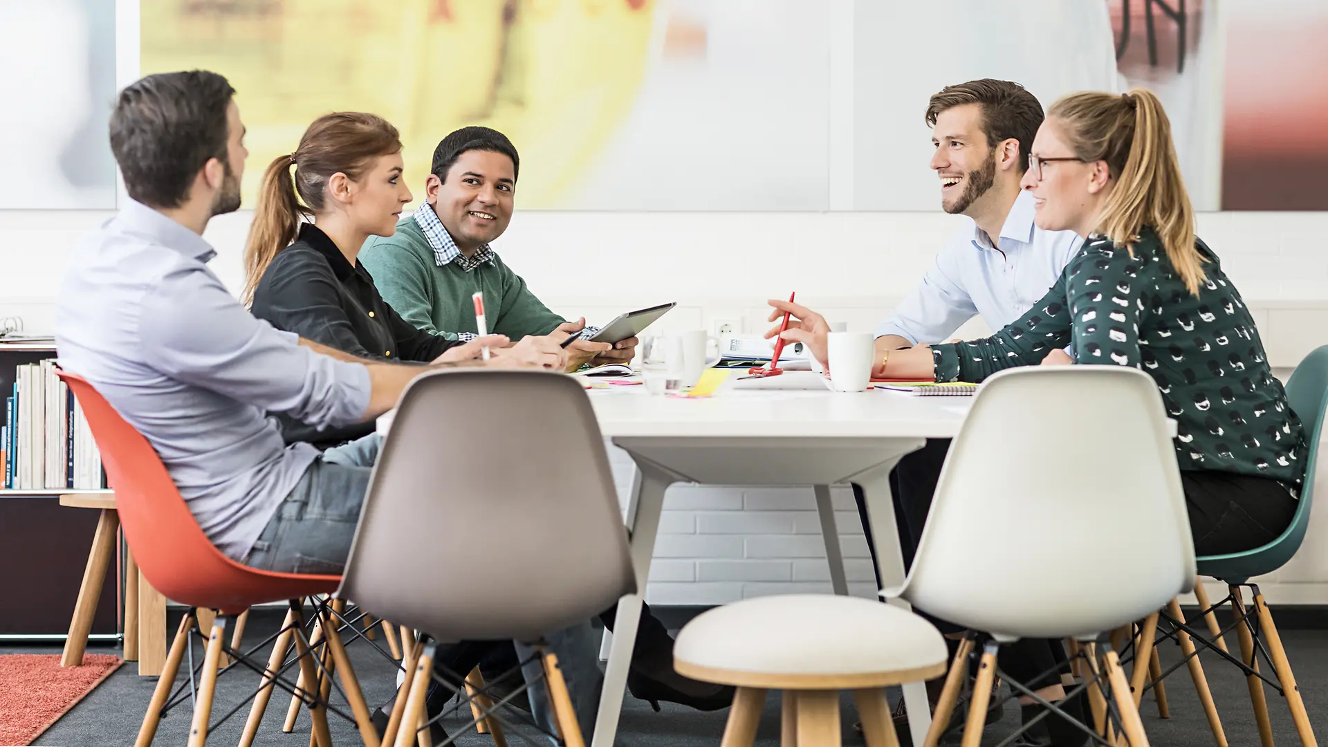 Colleagues sit around a table and exchange ideas