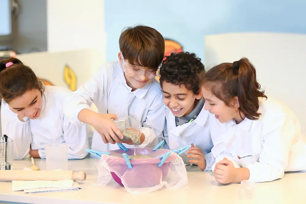 Children experimenting at the Forscherwelt in Italy.