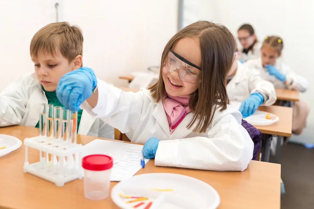 A girl discovers scientific processes in the 'Forscherwelt' in Russia.