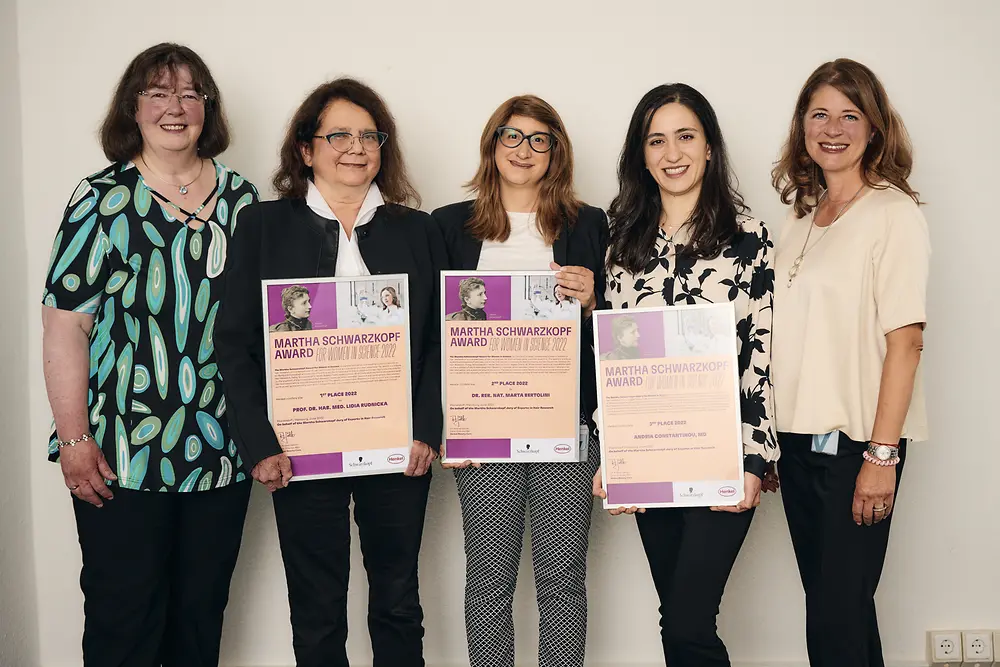 The three winners stand between Dr. Andrea Sättler (left) and Dr. Anja Vervoorts (right).