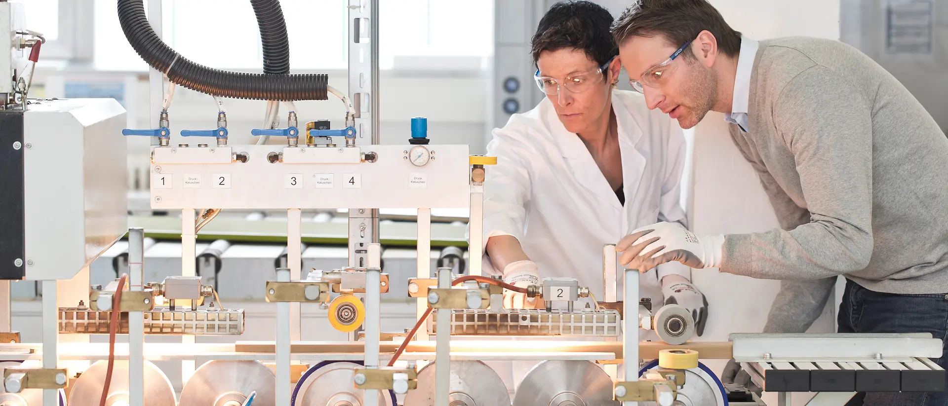 A customer and a laboratory technician analyze the result of a machine in the Technology Center for Furniture & Building Components.