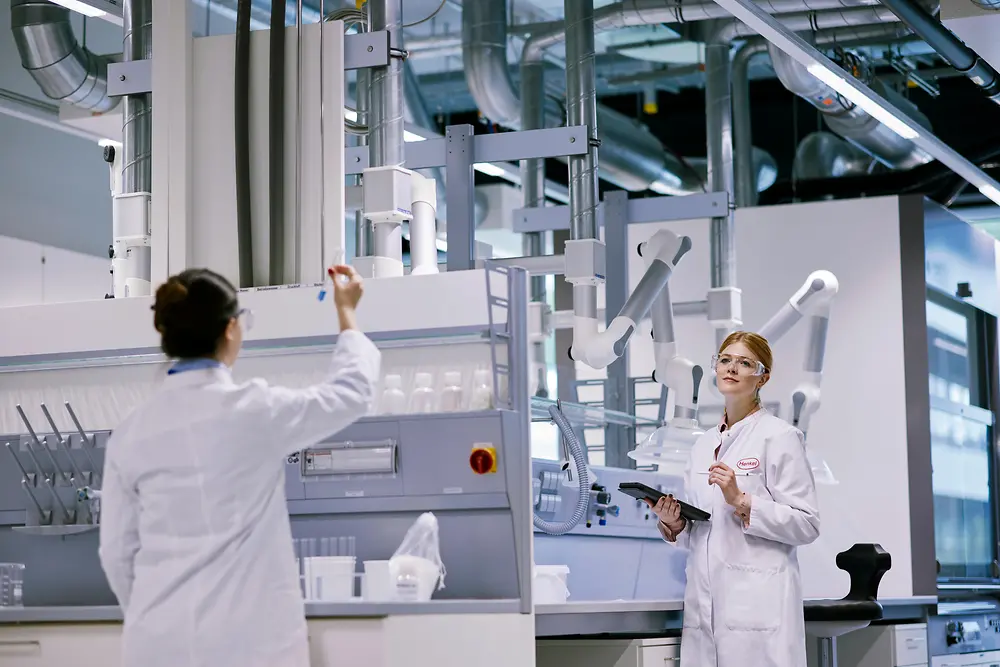 Two female employees work in the laboratory.