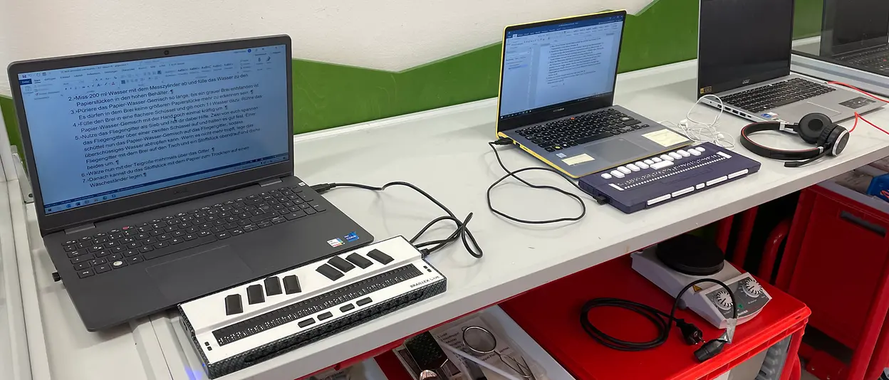 
Laptops fitted with external braille keyboards allow the young researchers to carry out the experiments safely and accessibly.