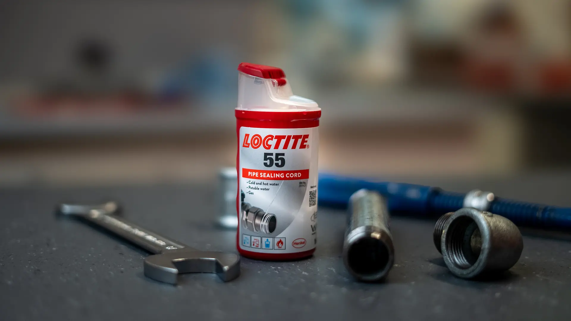 
The new packaging for Loctite 55 (160m) improves the application of the thread sealant cord and
consists of 70% recycled plastic.