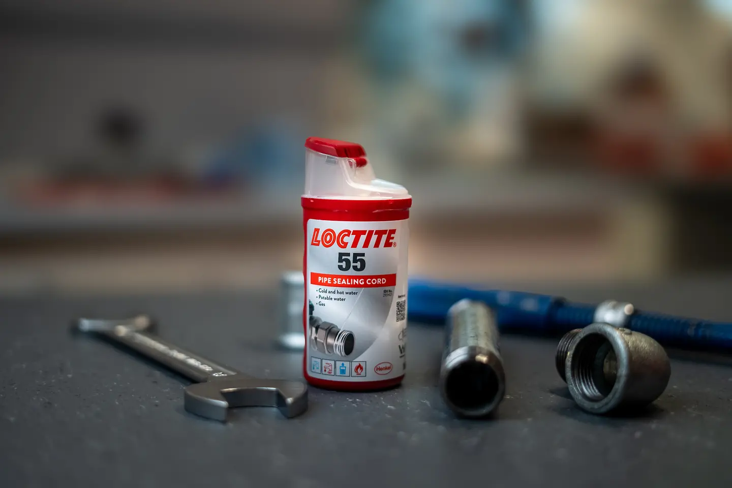 
The new packaging for Loctite 55 (160m) improves the application of the thread sealant cord and
consists of 70% recycled plastic.