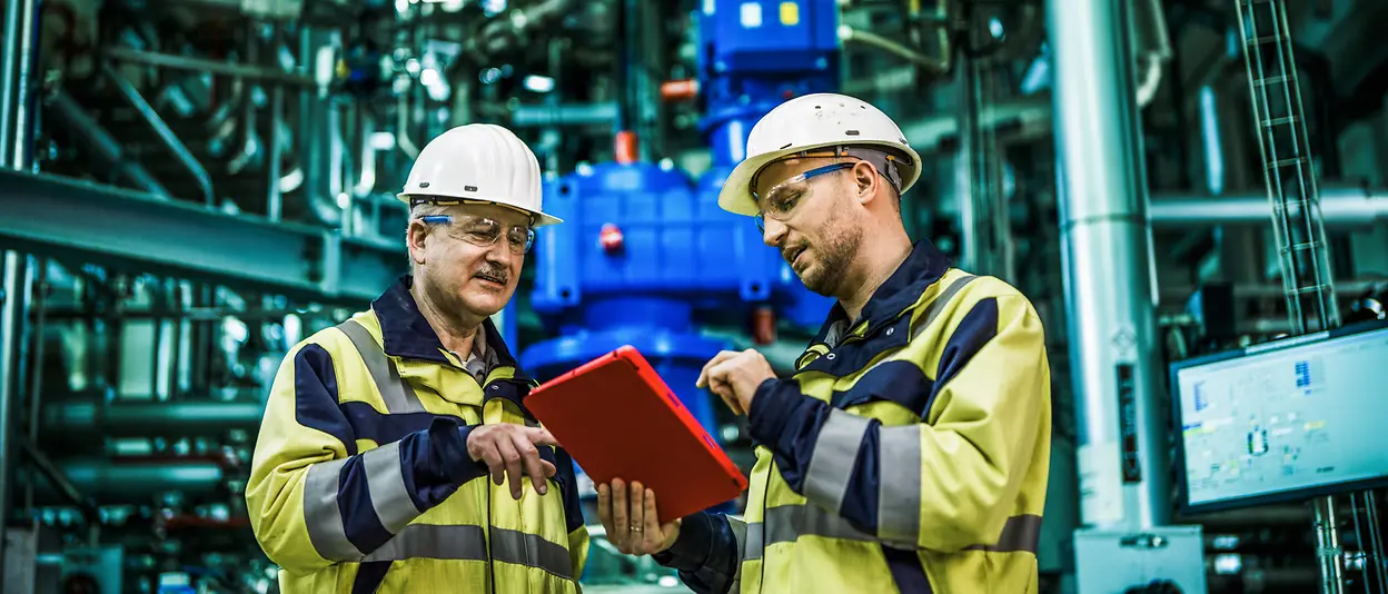 
Two experts holding tablet with LOCTITE® Pulse App and Smart Rotating Equipment