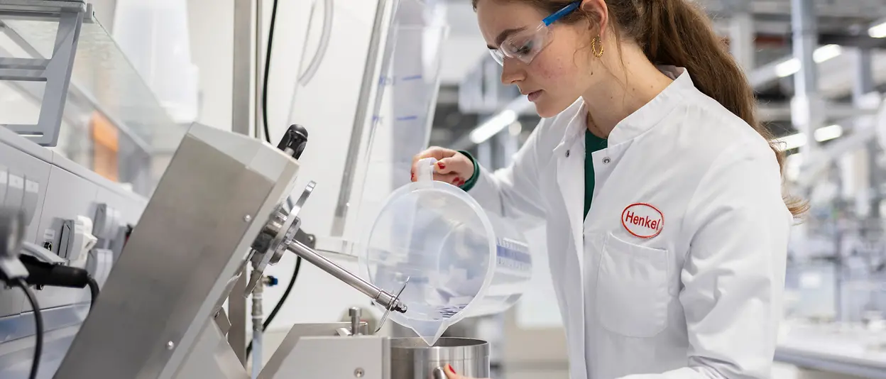 1) Female lab worker with a water caraffe in the cyclos-HTP Institute-certified Paper Recyclability Lab at the Inspiration Center Düsseldorf