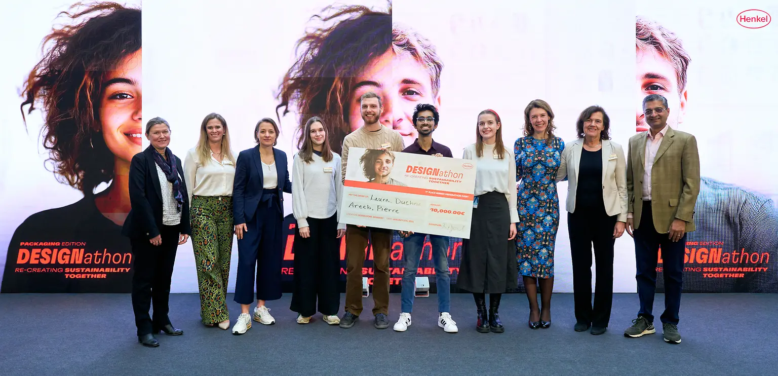 
The winning team “Reusable pharma blister packs” with the jury and the grand prize of €10,000. Pictured from left to right are: Elodie Picard, Head of Sustainability Adhesive Technologies Packaging; Jenna Koenneke, Head of Sustainability Adhesive Technologies Consumer Goods; Ulla Hüppe, VP of Sustainability for Adhesive Technologies; Laura Thompson, Pierre Cautaerts, Syed Areeb Ashraf, Duchna Łosiak; Kathleen Burzycki, Head of Marketing & Strategy Adhesive Technologies Consumer Goods; Kerstin van Wijk, Head of Innovation for Adhesive Technologies Packaging; and Rajat Agarwal, Global Head of Adhesive Technologies Packaging. 