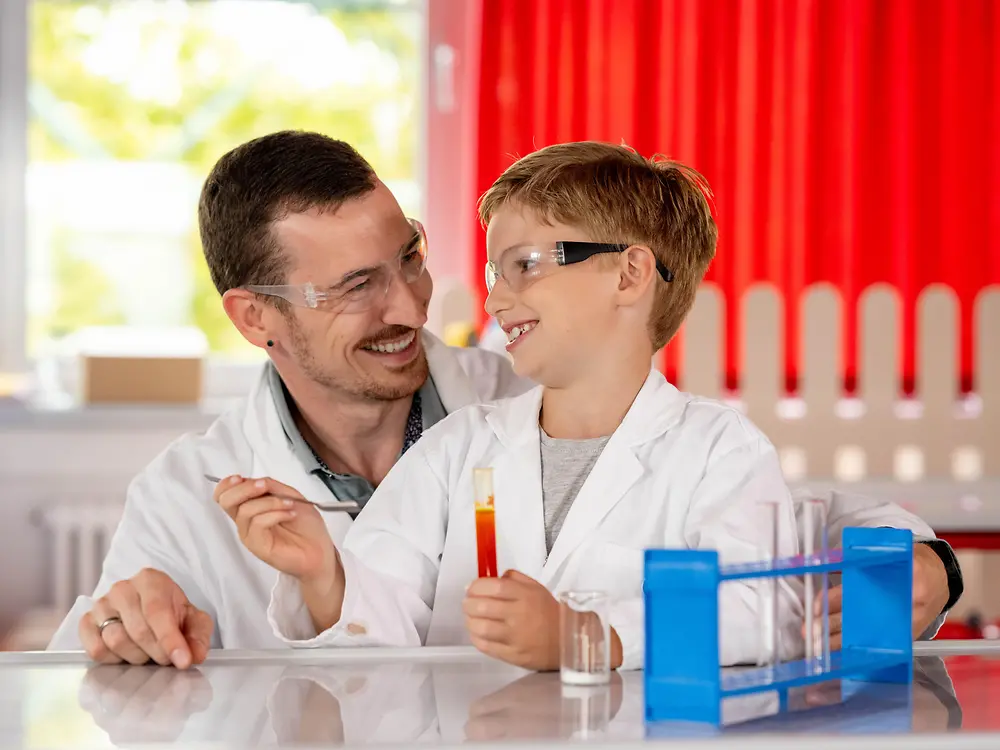 
Experimenting together with their parents is a unique and unforgettable experience for the kids.