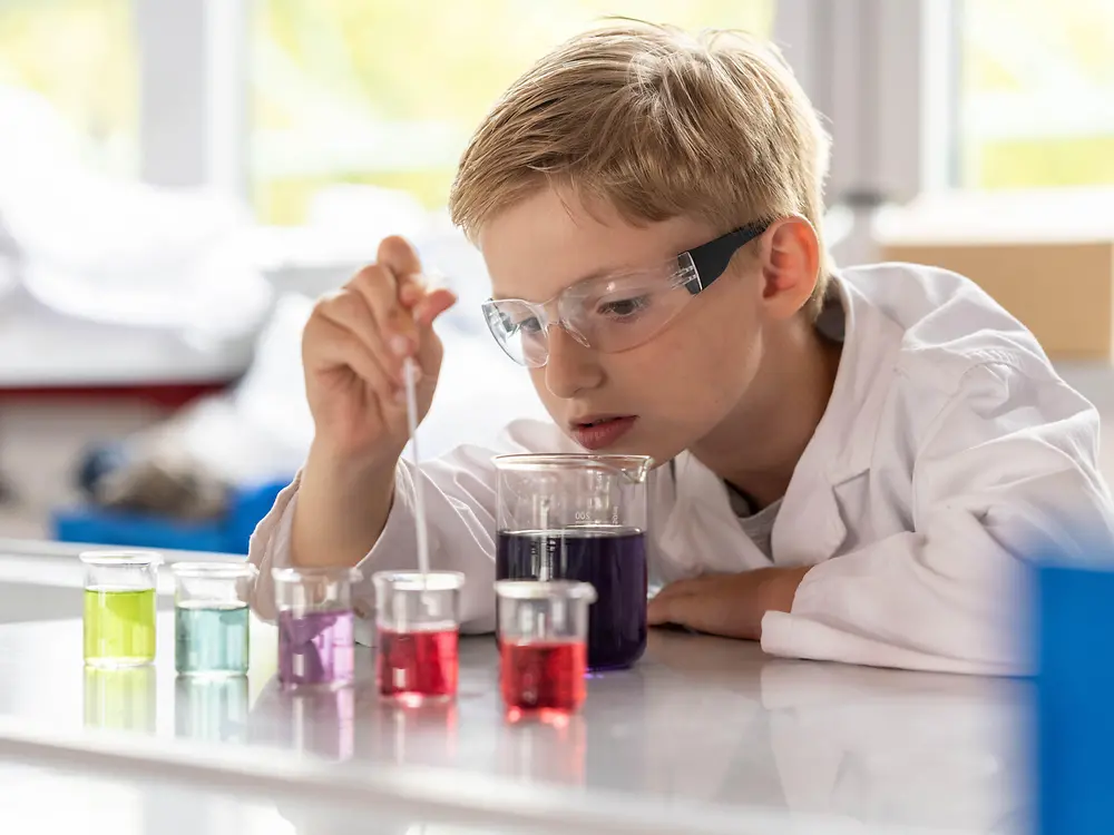 
By visiting “Forscherwelt”, children have the chance to conduct their first scientific experiments involving gluing, washing & cleaning, cosmetics, and sustainability.