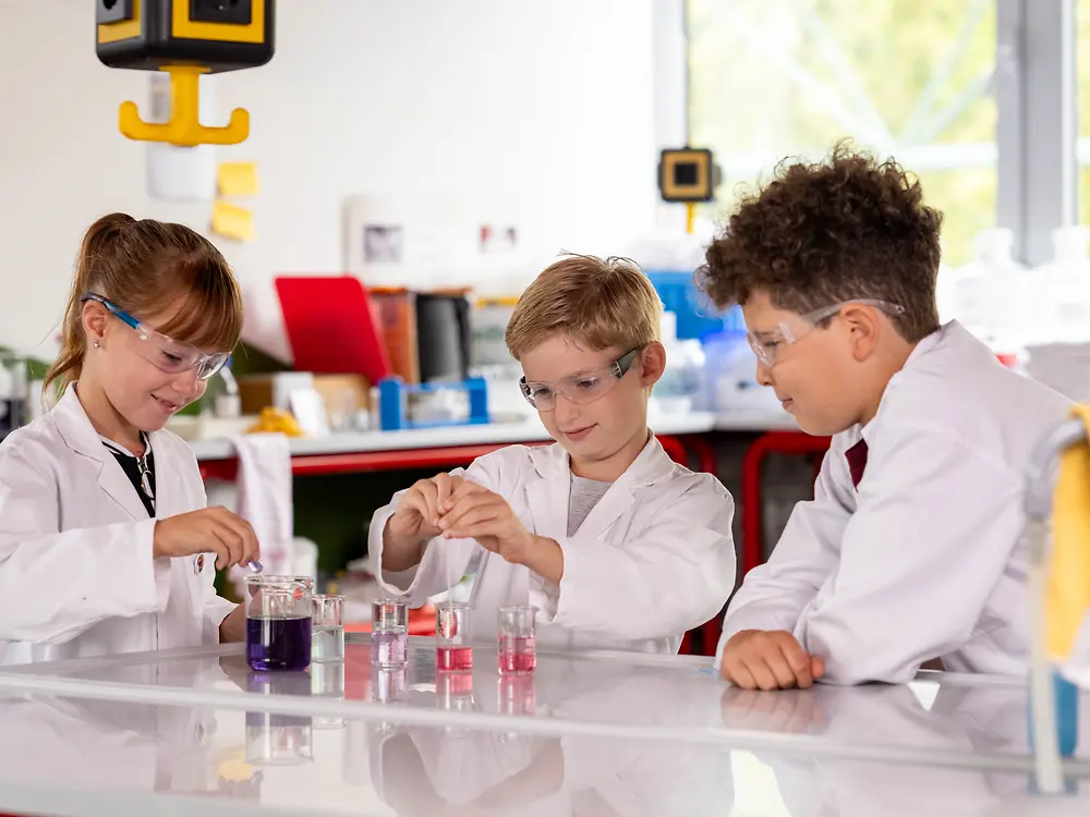 
By visiting “Forscherwelt”, children have the chance to conduct their first scientific experiments involving gluing, washing & cleaning, cosmetics, and sustainability.