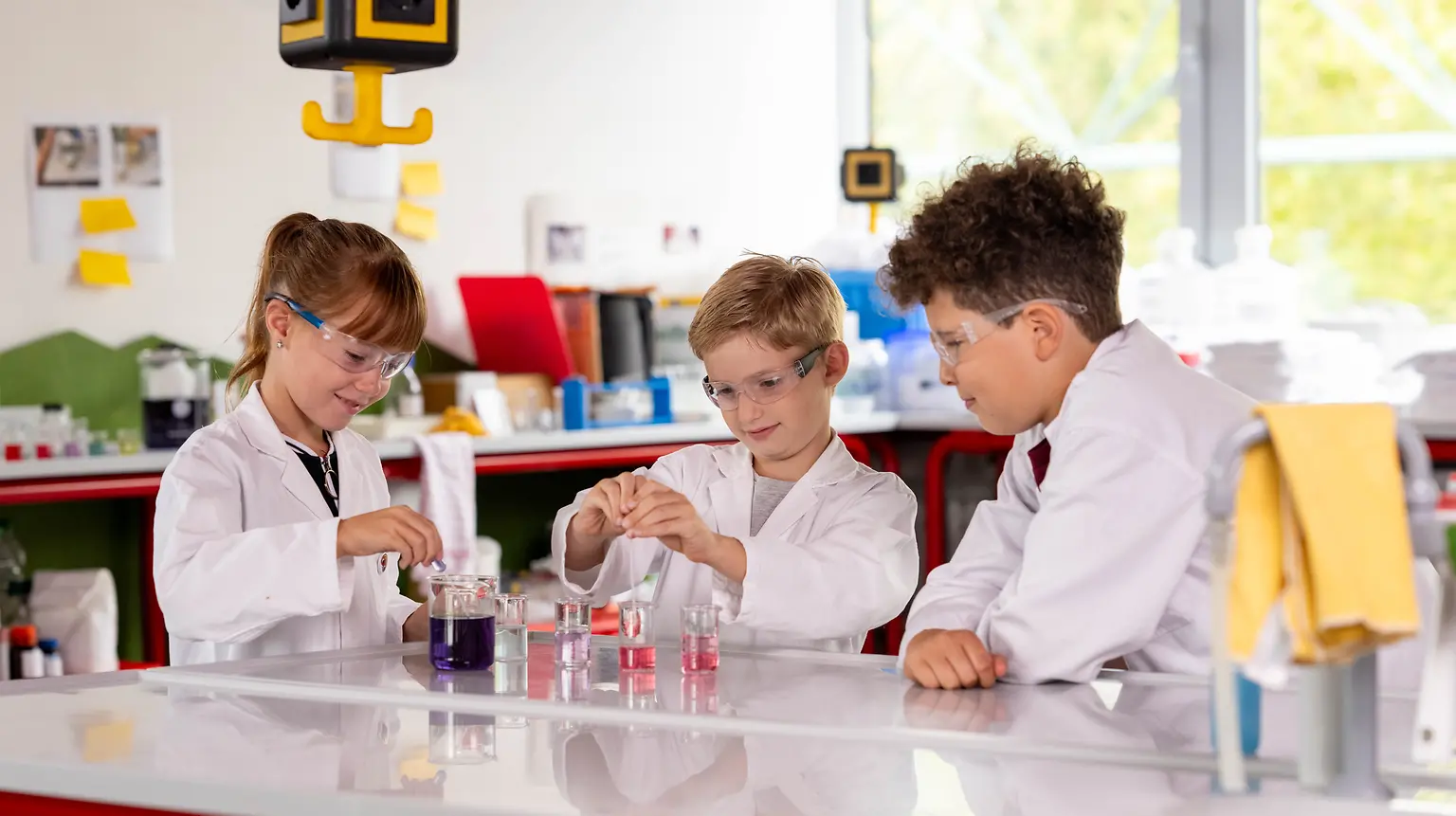 
By visiting “Forscherwelt”, children have the chance to conduct their first scientific experiments involving gluing, washing & cleaning, cosmetics, and sustainability.