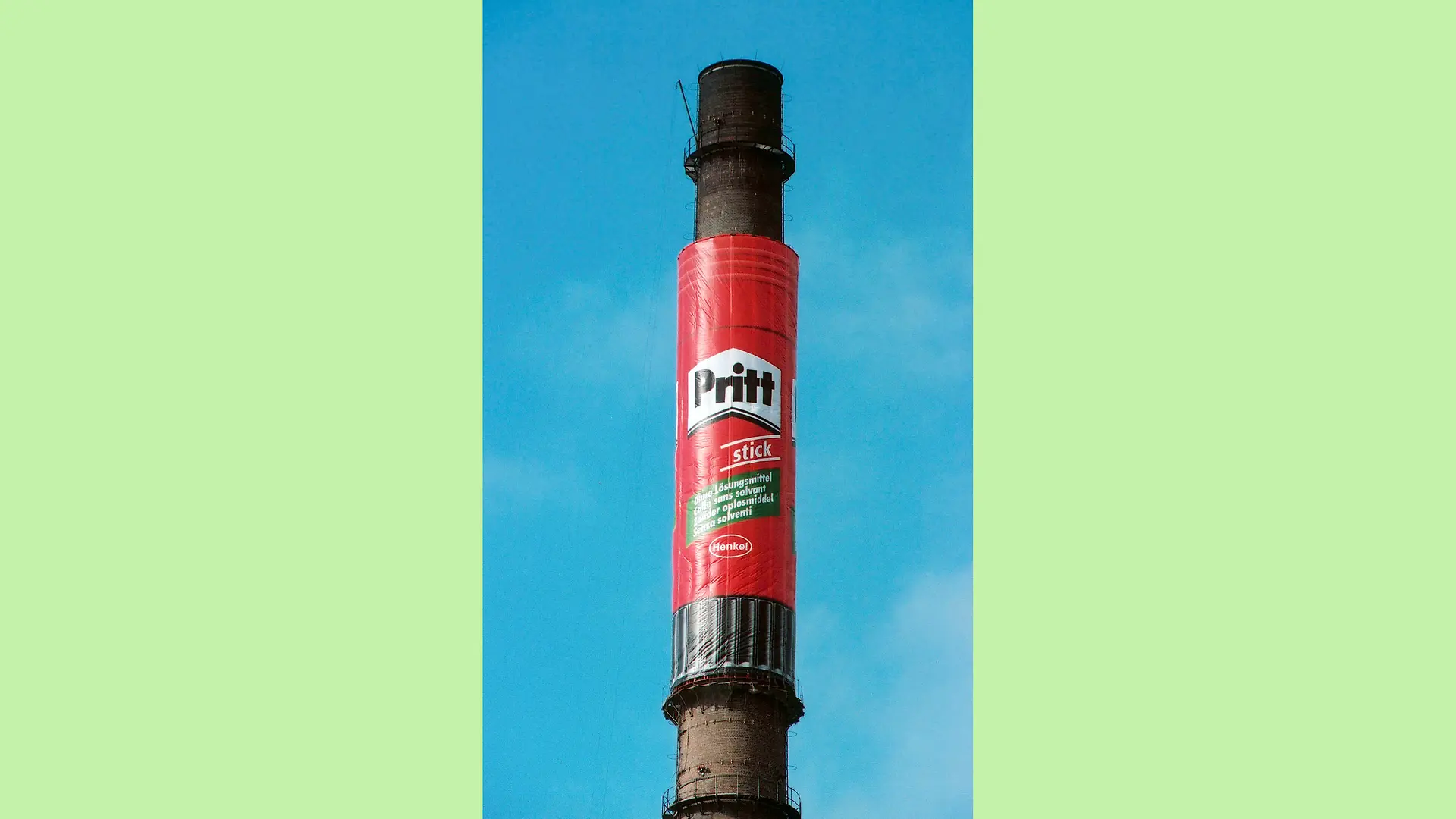 Photo of a chimney on the Henkel factory premises in Düsseldorf-Holthausen, which was covered in the middle with a canvas cover in the shape of a giant Pritt stick.