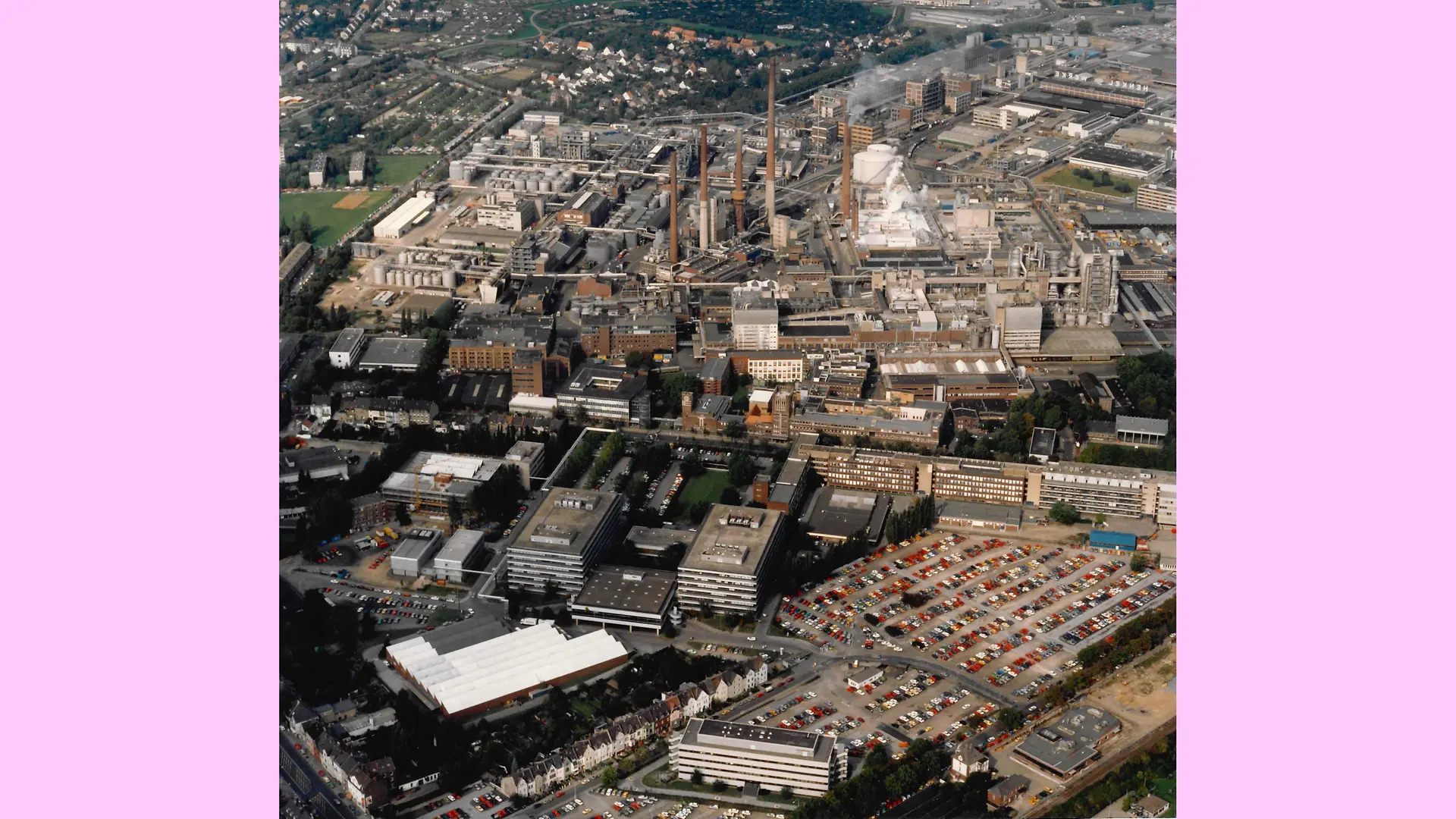 An aerial photograph from 1985 shows the Henkel site in Düsseldorf-Holthausen from above.