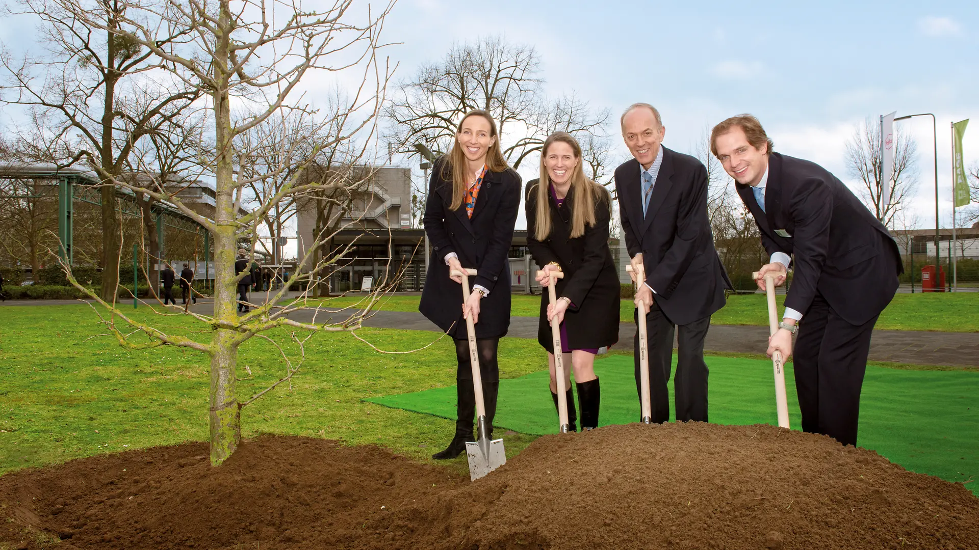 Dr. Simone Bagel-Trah, Dr. Friderike Bagel, Johann-Christoph Frey, and Benedikt-Richard Freiherr von Herman plant a ginkgo tree together at the Düsseldorf site.