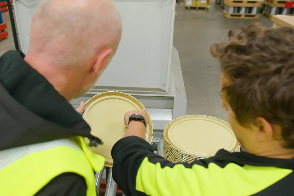 
With the new Darex COV range Henkel is proactively addressing regulatory developments such as the REACH regulation by adopting technical solutions at an early stage and also actively supporting its customers in the transition to phthalate-free sealants. 