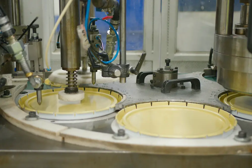 
The one-component sealant system Darex COV 73 is suitable for nozzle application, offering stable viscosity, high resistance to solvents, ketones and oils, and thermal stability. 