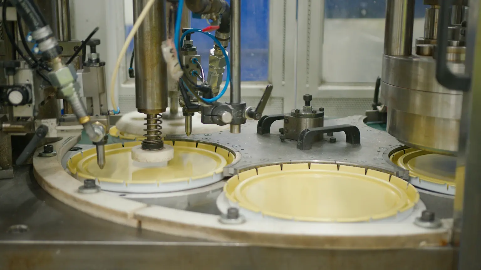 
The one-component sealant system Darex COV 73 is suitable for nozzle application, offering stable viscosity, high resistance to solvents, ketones and oils, and thermal stability. 
