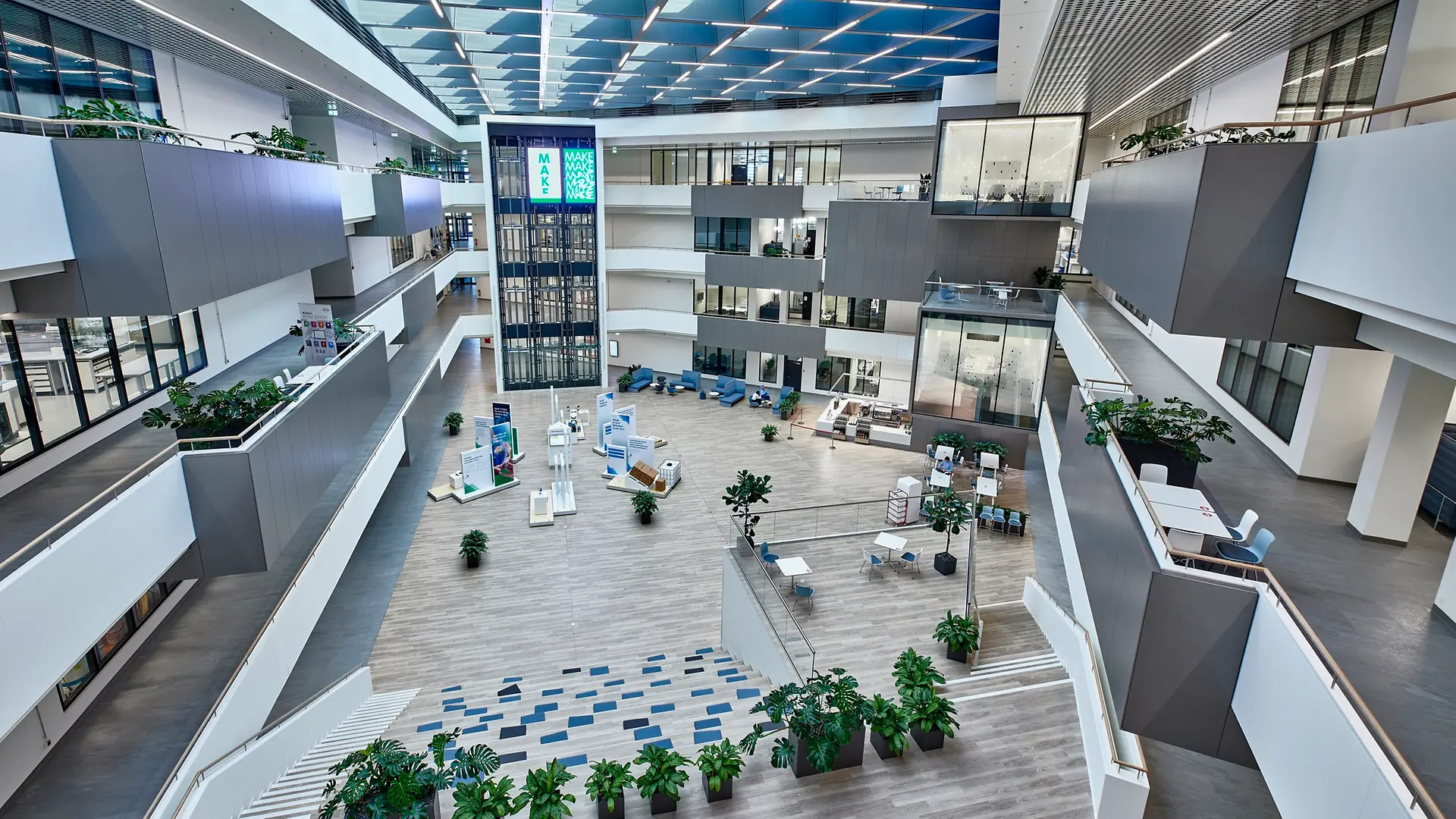 Interior view of the Inspiration Center Düsseldorf with the large courtyard in the center. The image also shows the glass-fronted high-tech laboratories on a total of four floors.