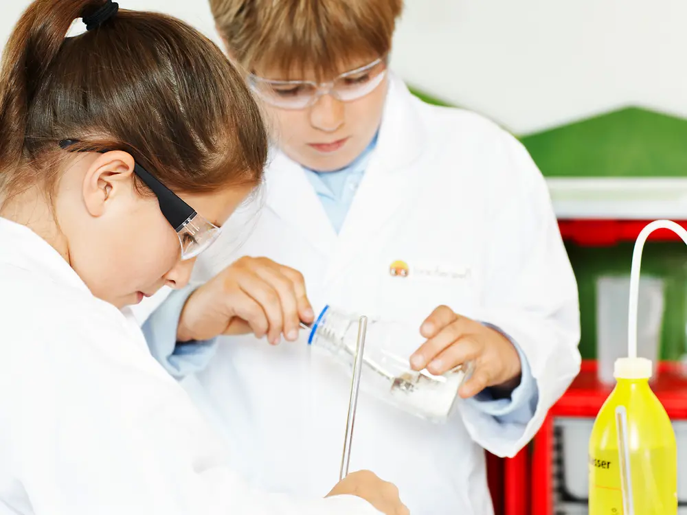 Two children experimenting in the Forschwelt.