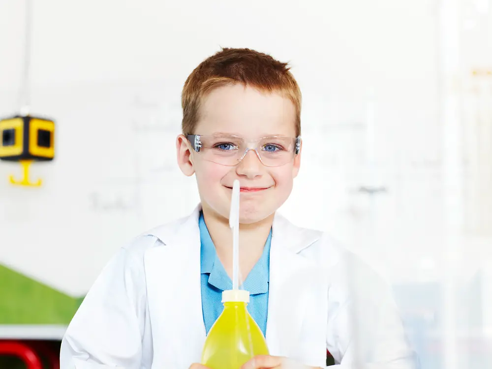 Boy experimenting in the Forschwelt.