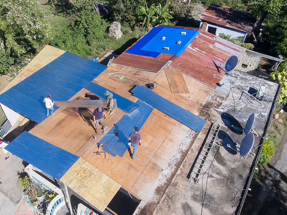 Another group reconstructed a partially destroyed roof of a house occupied by a local Henkel employee and her family.